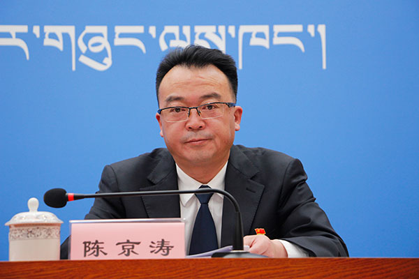 图为发言人：自治区司法厅党委委员、政治部主任 陈京涛.jpg