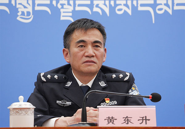 图为发言人：自治区公安厅党委委员、政治部主任 黄东升.jpg