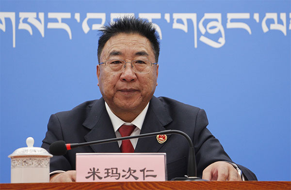 图为发言人：自治区高级人民检察院党组成员、副检察长 米玛次仁.jpg